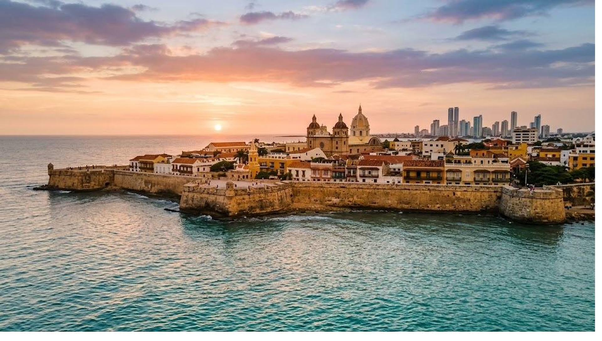 Ciudad amurallada de Cartagena de Indias vista desde el mar al atardecer
